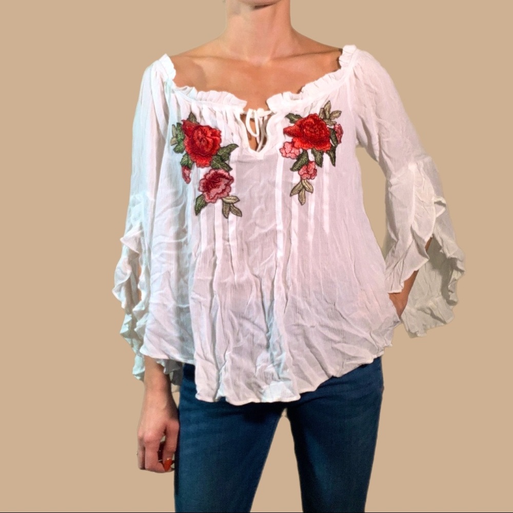 *NWT* White, flowy prairie top with red flowers - Forever 21